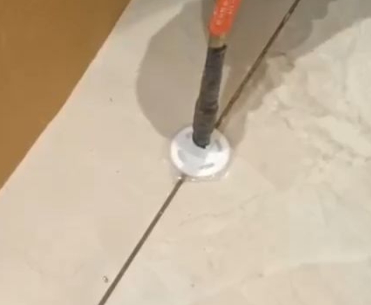 秀山瓷砖空鼓维修公司专业解答瓷砖在铺贴过程中，如果没有涂抹均匀到位的粘结材料（如水泥砂浆或瓷砖胶），可能会导致以下问题
